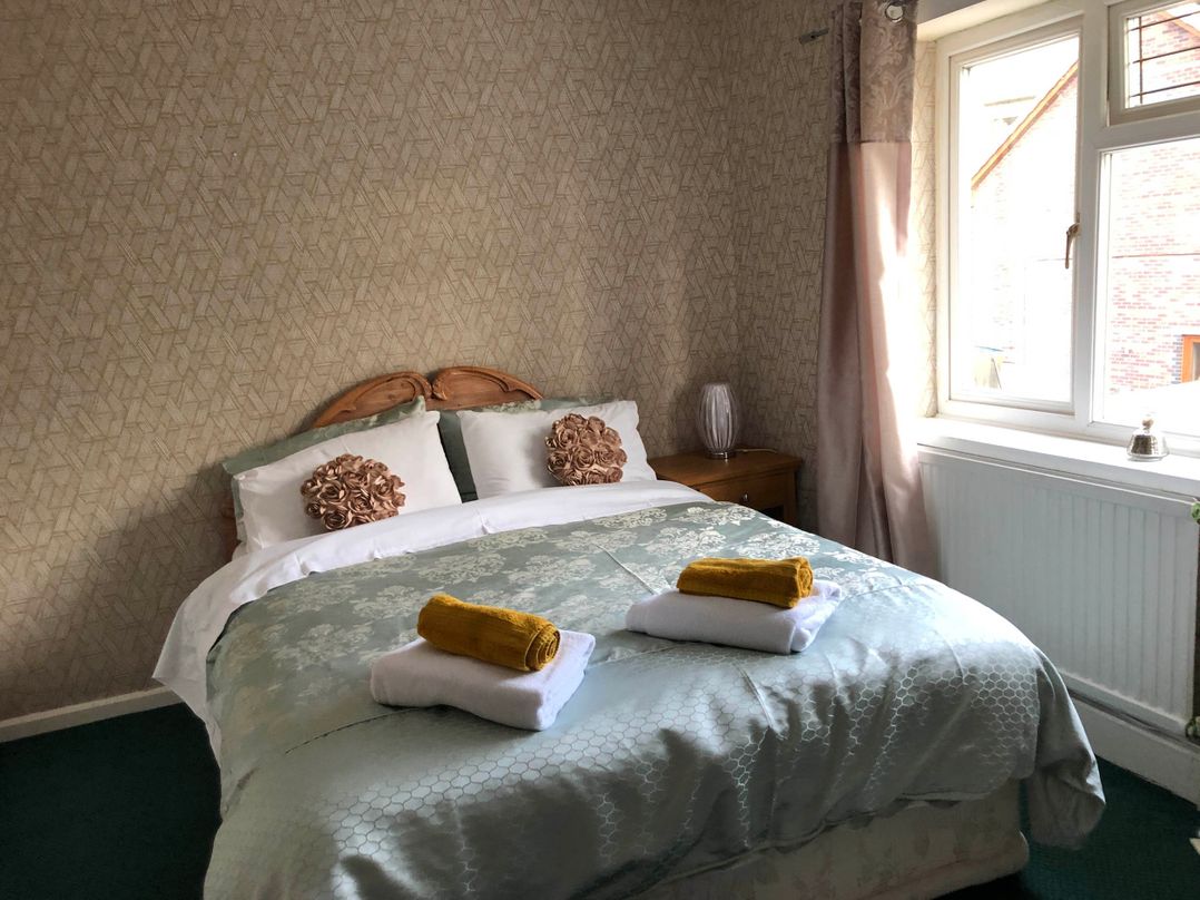 3 Bed House - Sleeps 6 - Parking - Garden - WIfi