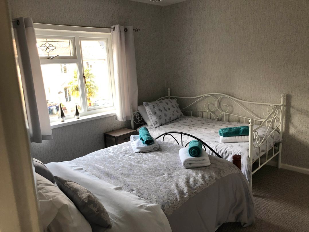 3 Bed House - Sleeps 6 - Parking - Garden - WIfi