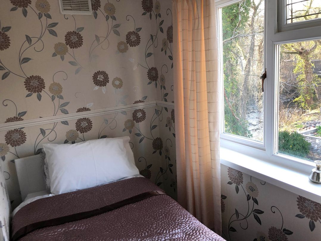 3 Bed House - Sleeps 6 - Parking - Garden - WIfi
