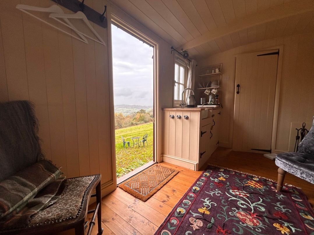 Cozy Cabin Retreat near Chepstow