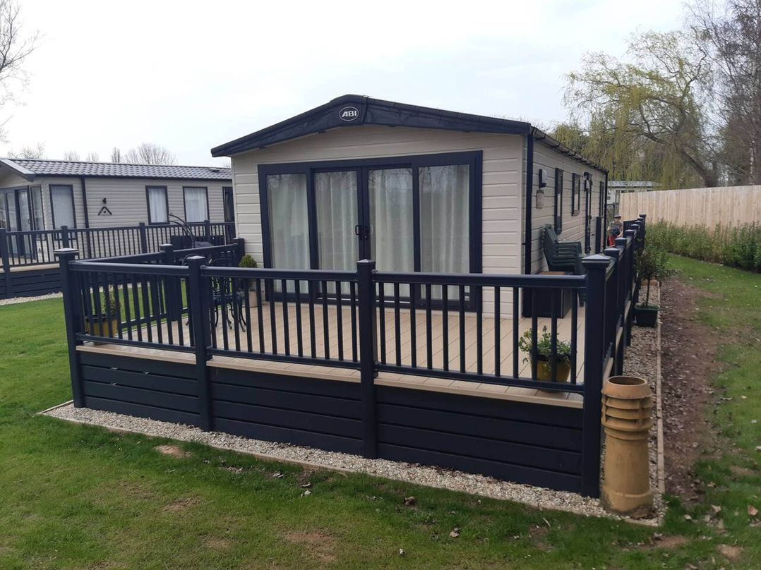 2 Bed Lodge Sleeps 4 - Pet Welcome - Fireplace