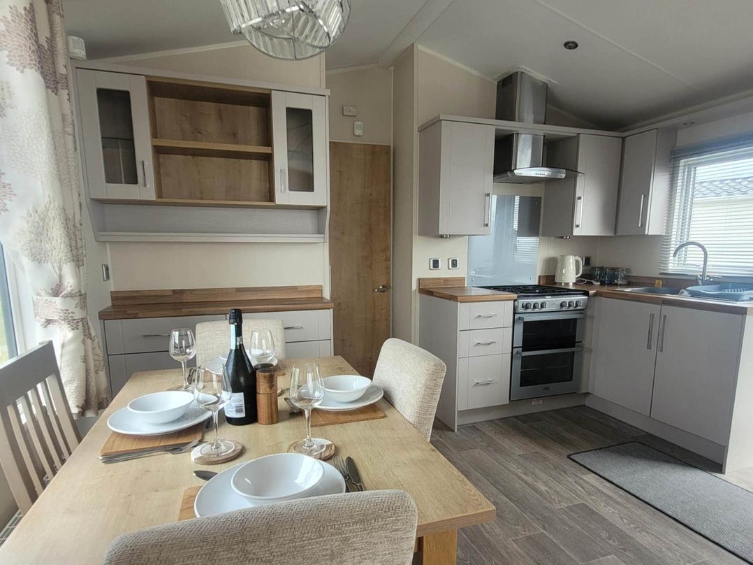 Beachside Lodge - Sleeps 6 - Pets ok - Parking