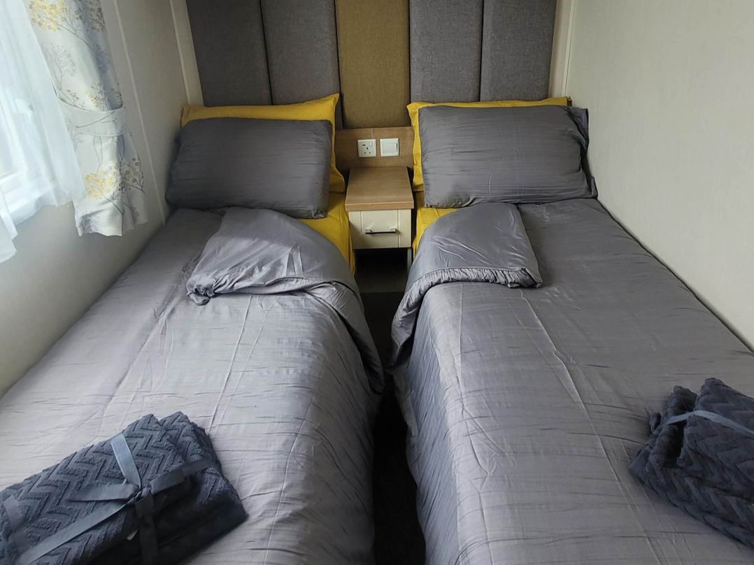 Beachside Lodge - Sleeps 6 - Pets ok - Parking