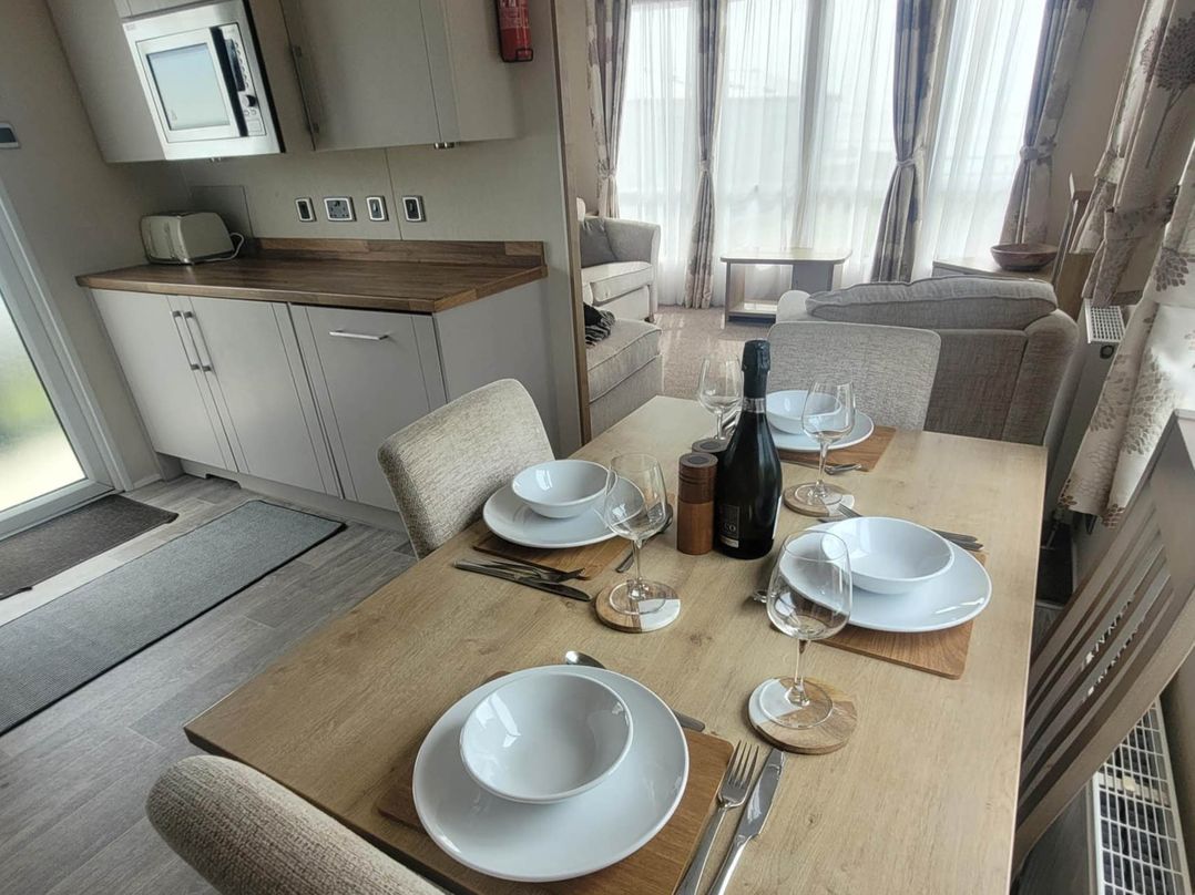 Beachside Lodge - Sleeps 6 - Pets ok - Parking