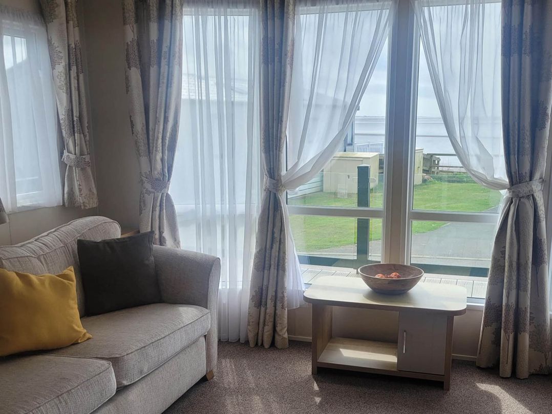 Beachside Lodge - Sleeps 6 - Pets ok - Parking