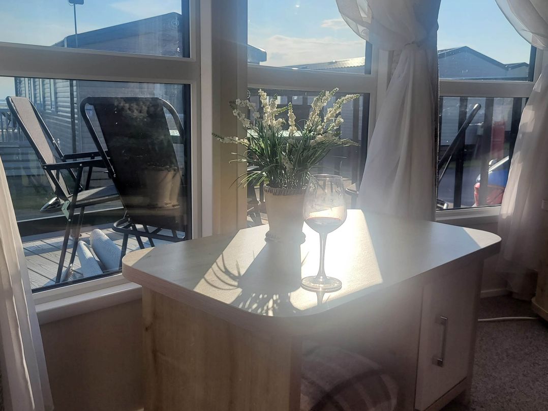 Beachside Lodge - Sleeps 6 - Pets ok - Parking