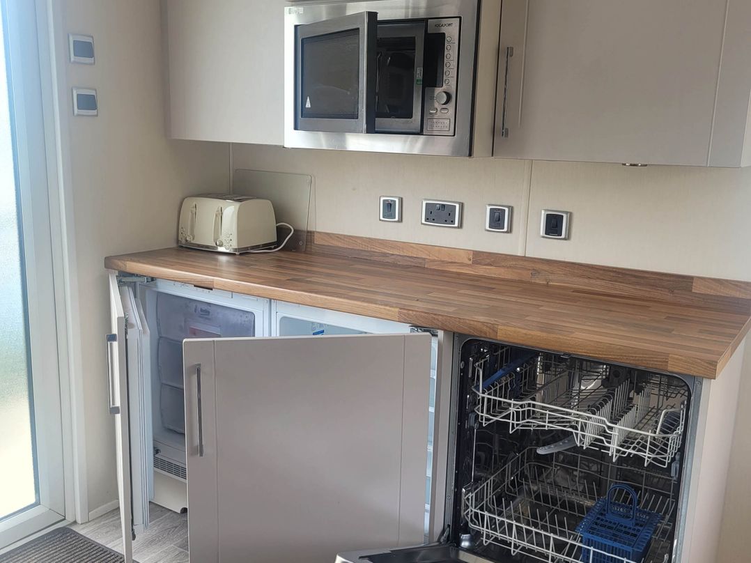Beachside Lodge - Sleeps 6 - Pets ok - Parking