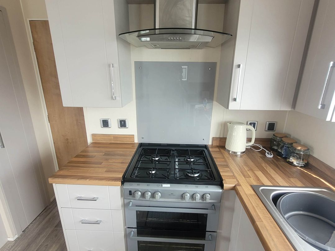 Beachside Lodge - Sleeps 6 - Pets ok - Parking