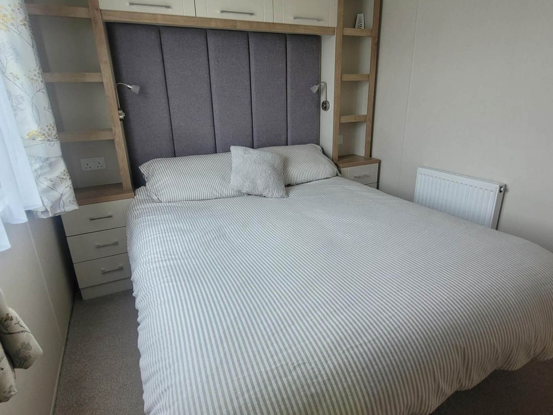Beachside Lodge - Sleeps 6 - Pets ok - Parking