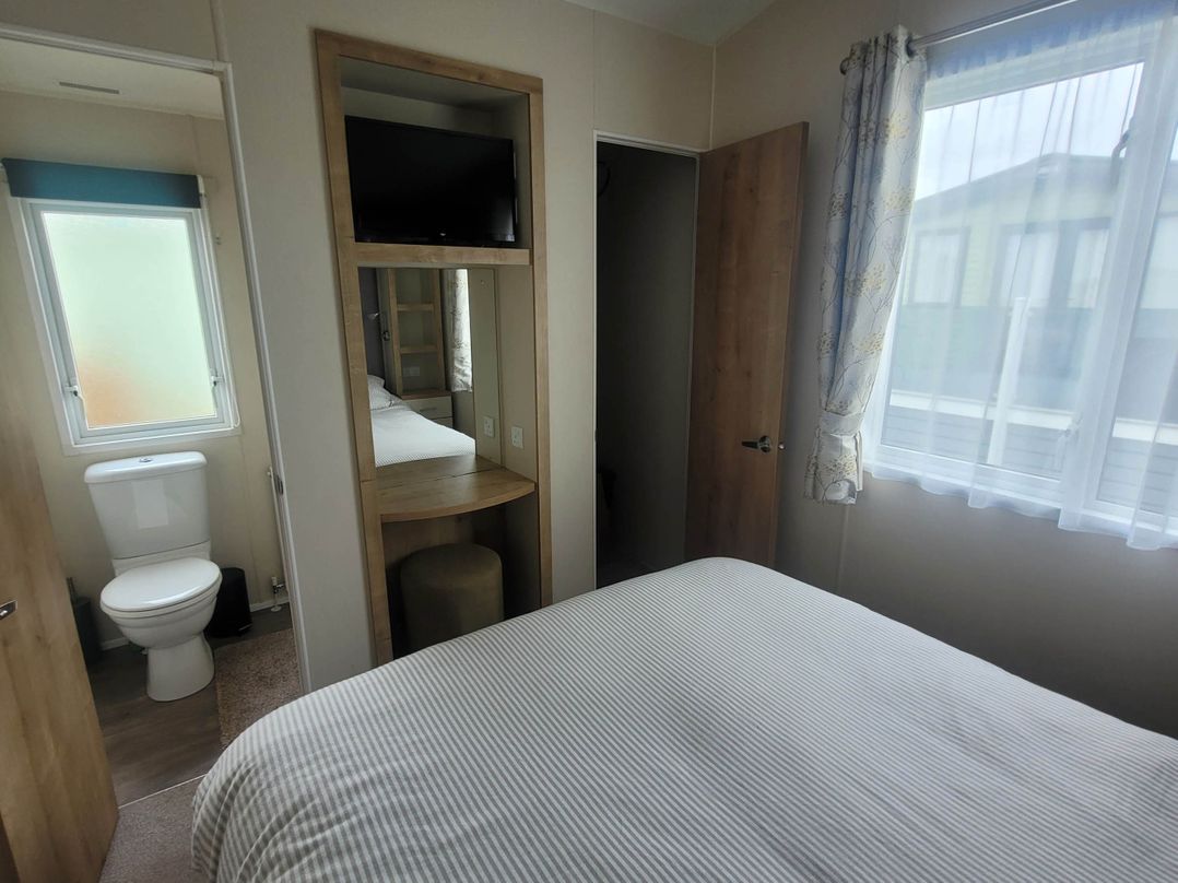 Beachside Lodge - Sleeps 6 - Pets ok - Parking