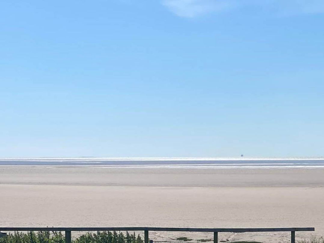 Beachside Lodge - Sleeps 6 - Pets ok - Parking