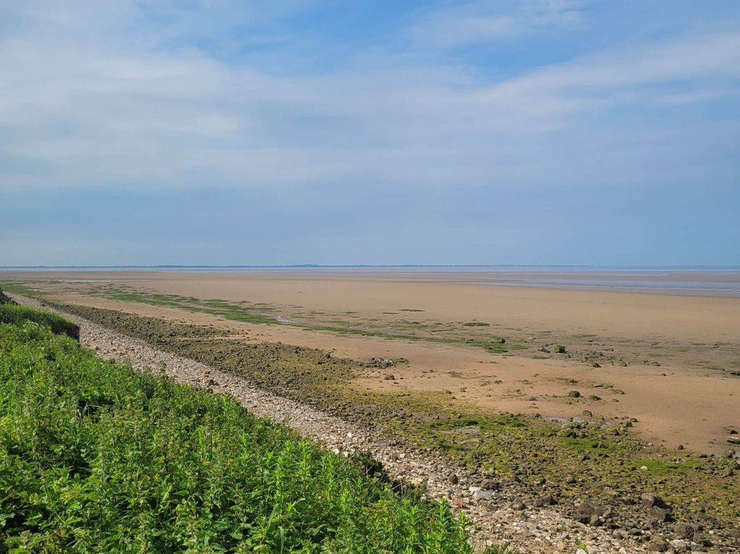 Beachside Lodge - Sleeps 6 - Pets ok - Parking