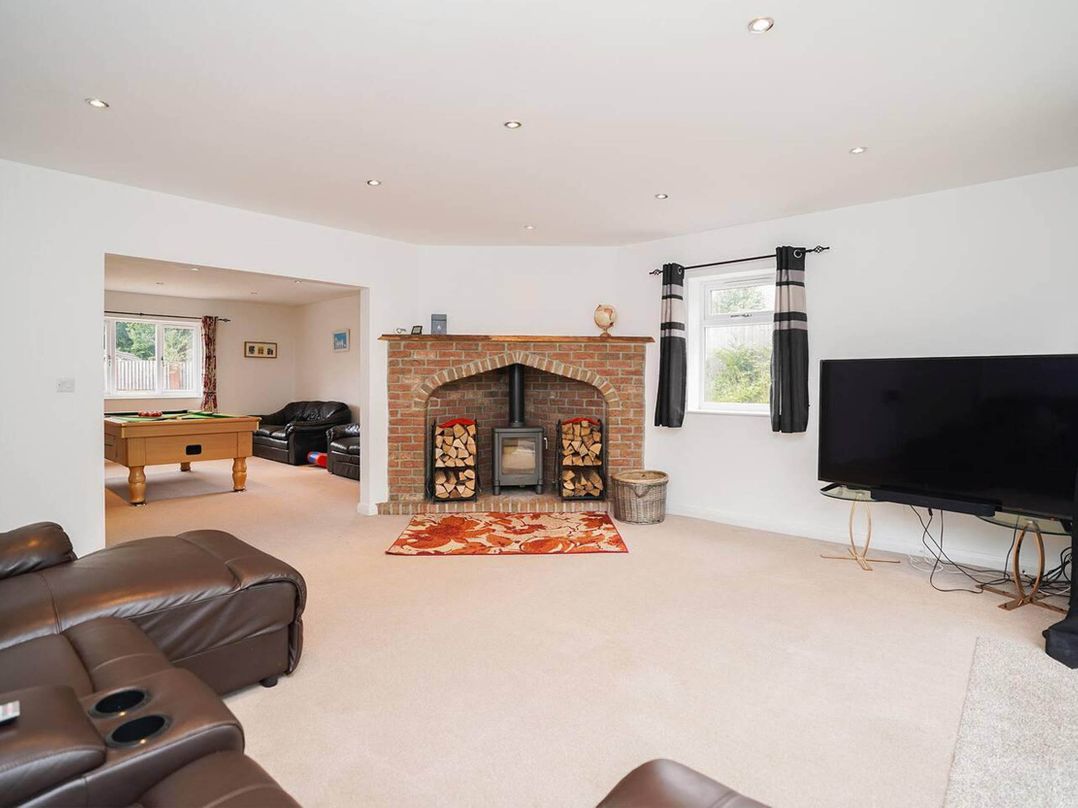 Rent My Spa Home with Pool table, Hottub and Sauna