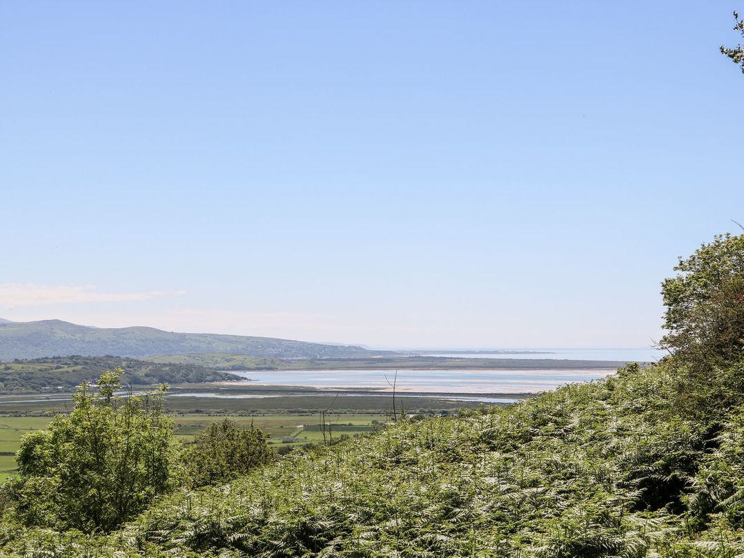 2 Bryn Eglwys