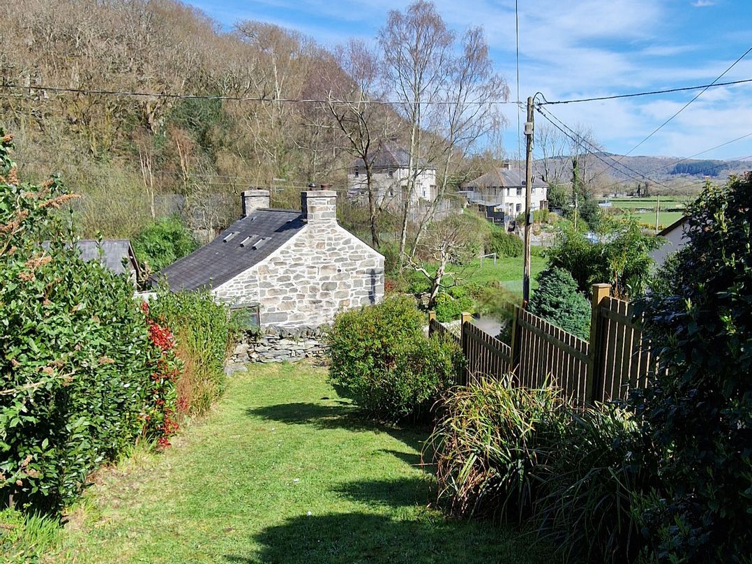 2 Bryn Eglwys