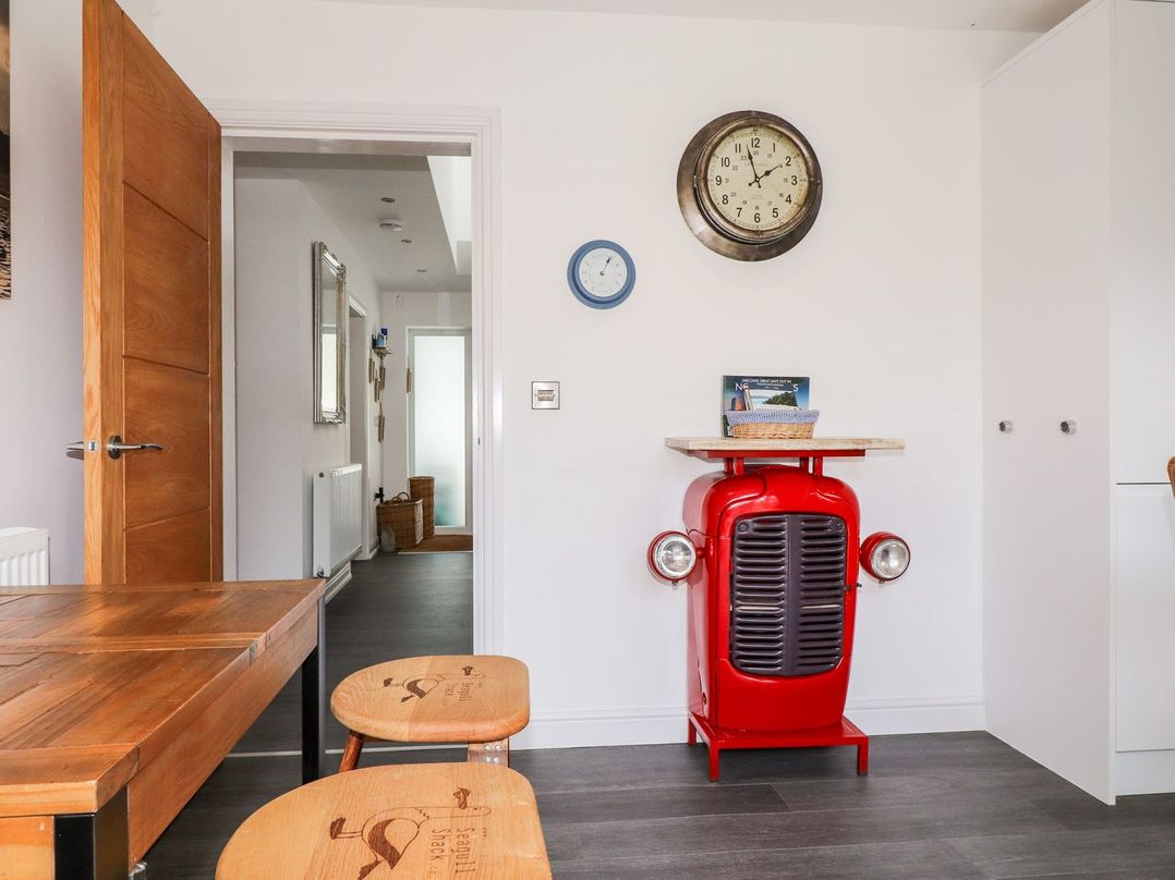 A kitchen with a red object serving as a table at Seagull Shack in Morfa Bychan
