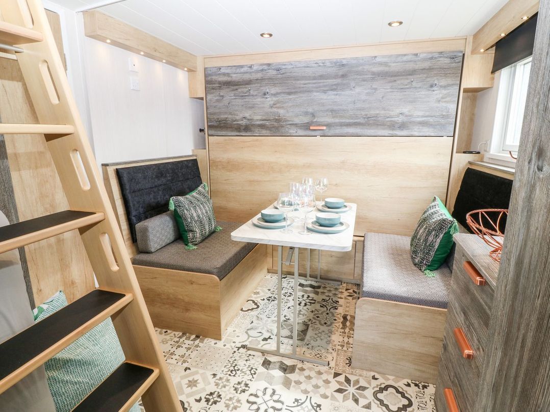 A dining area with a table and chairs at Posh Pod in Cemaes Bay
