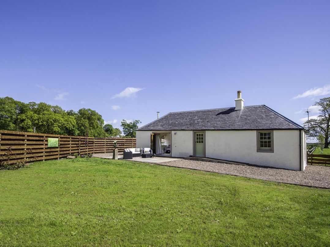 Country Cottage Sleeps 3 with Garden and Parking