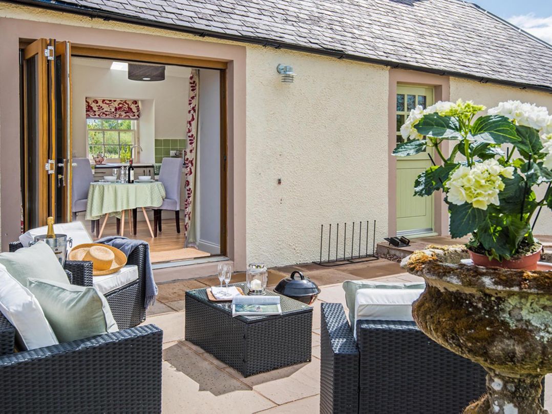 Country Cottage Sleeps 3 with Garden and Parking