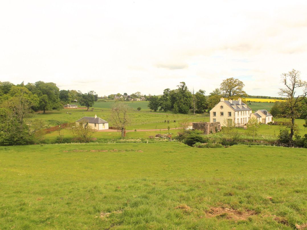 Country Cottage Sleeps 3 with Garden and Parking