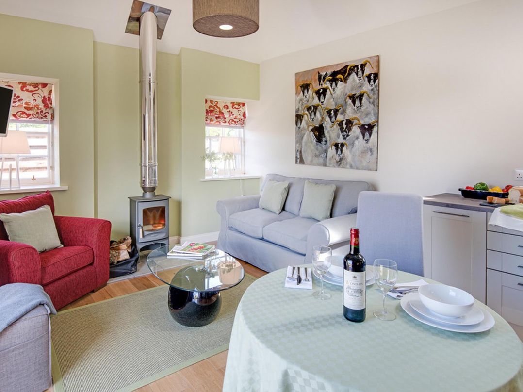 Country Cottage Sleeps 3 with Garden and Parking