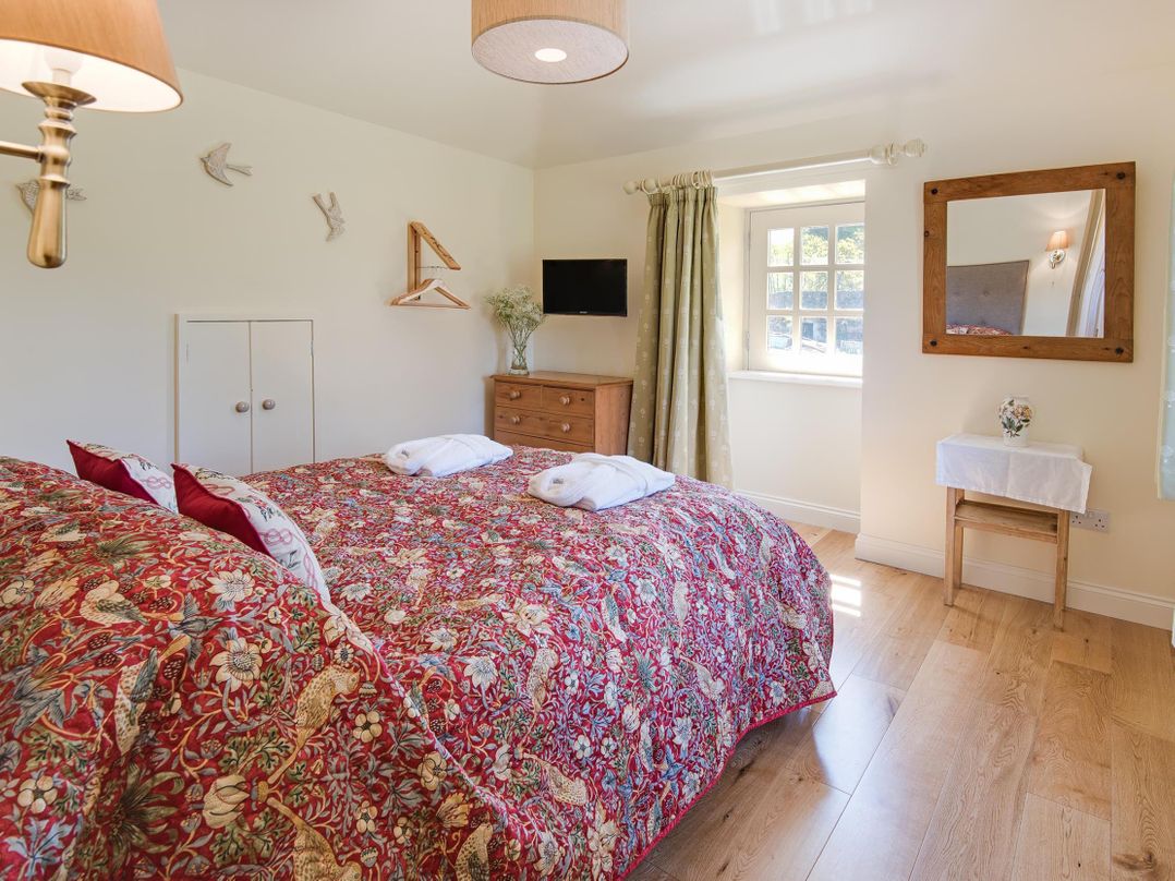 Country Cottage Sleeps 3 with Garden and Parking