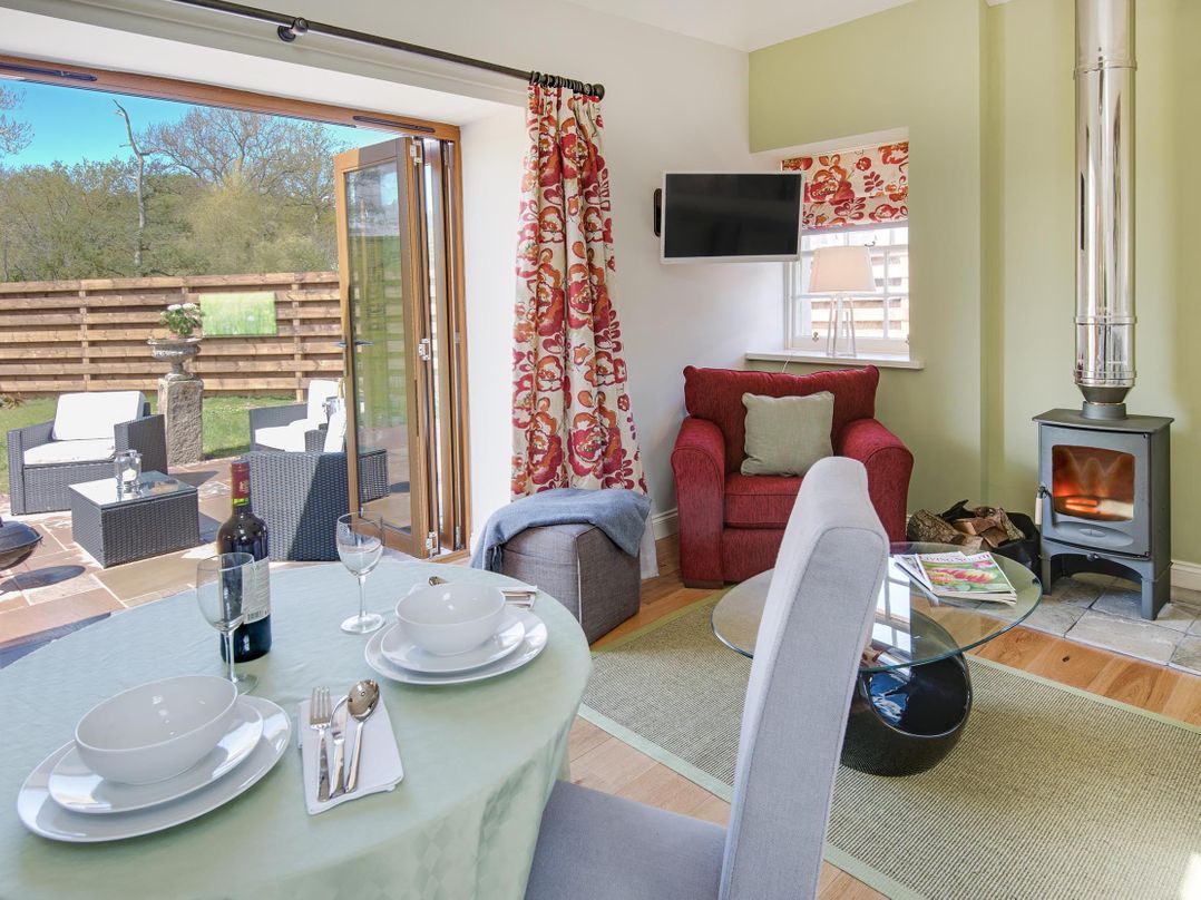 Country Cottage Sleeps 3 with Garden and Parking