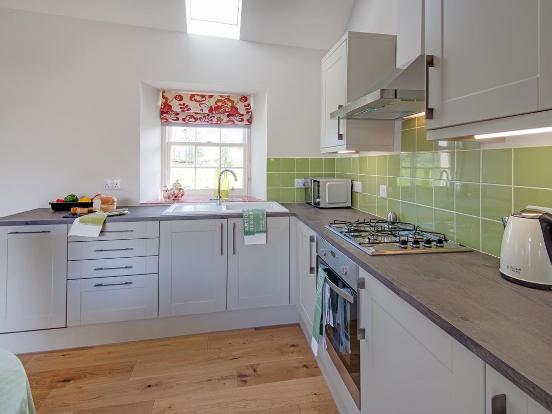 Country Cottage Sleeps 3 with Garden and Parking