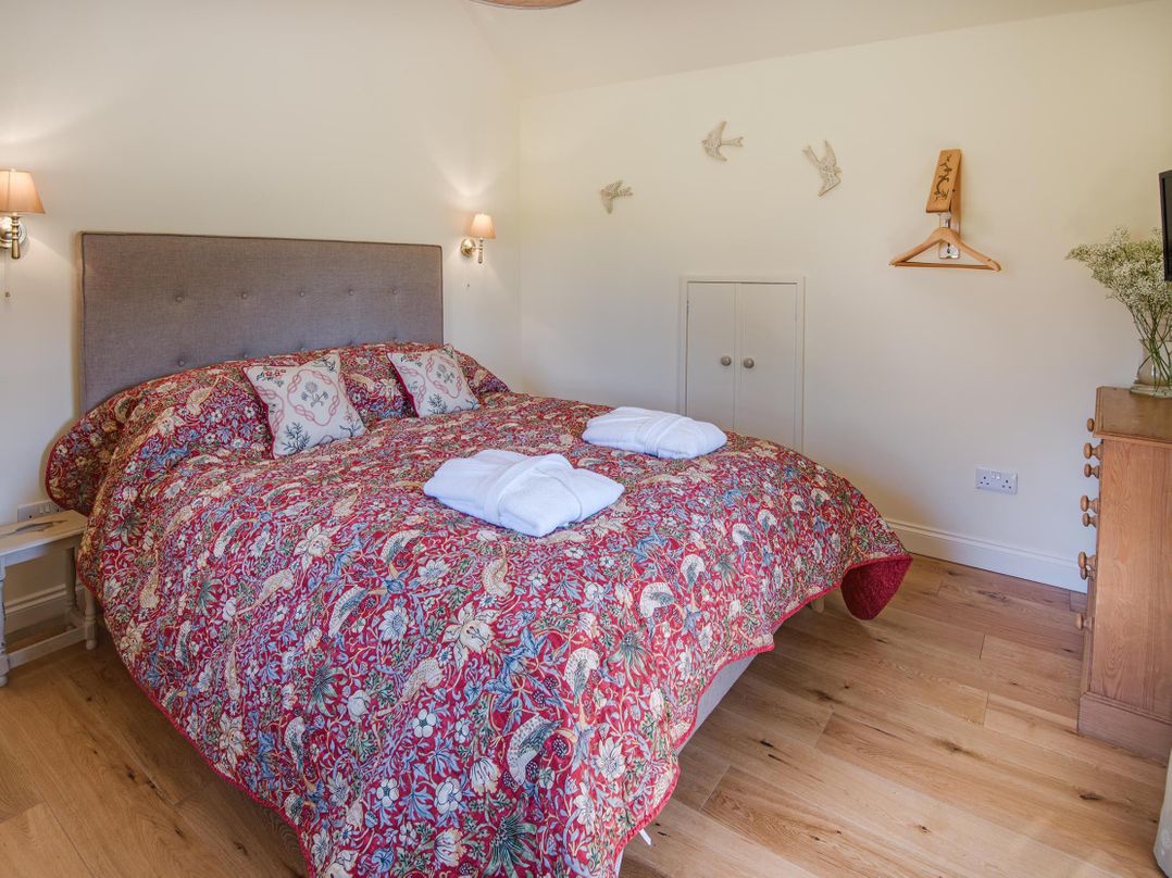Country Cottage Sleeps 3 with Garden and Parking
