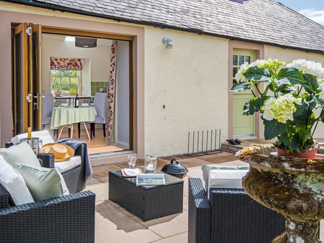 Country Cottage Sleeps 3 with Garden and Parking