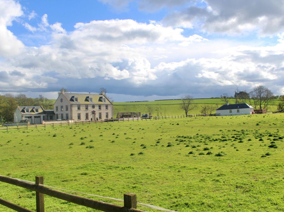 Country Cottage Sleeps 3 with Garden and Parking
