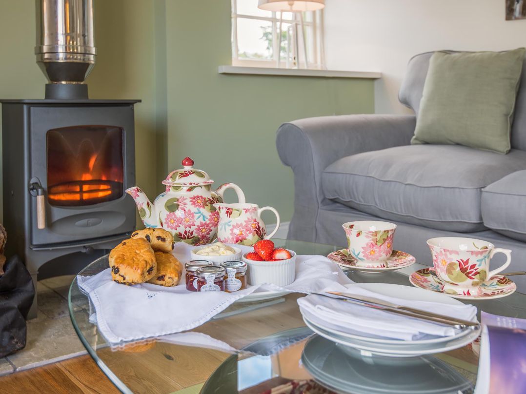 Country Cottage Sleeps 3 with Garden and Parking