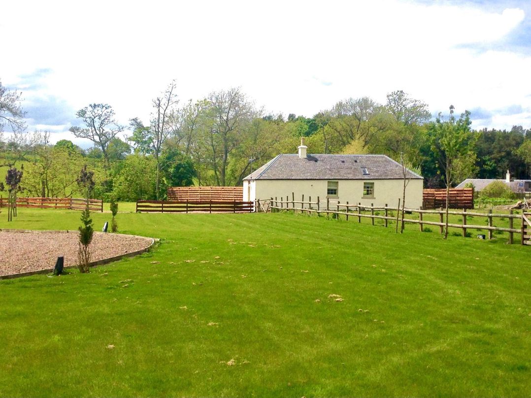 Country Cottage Sleeps 3 with Garden and Parking