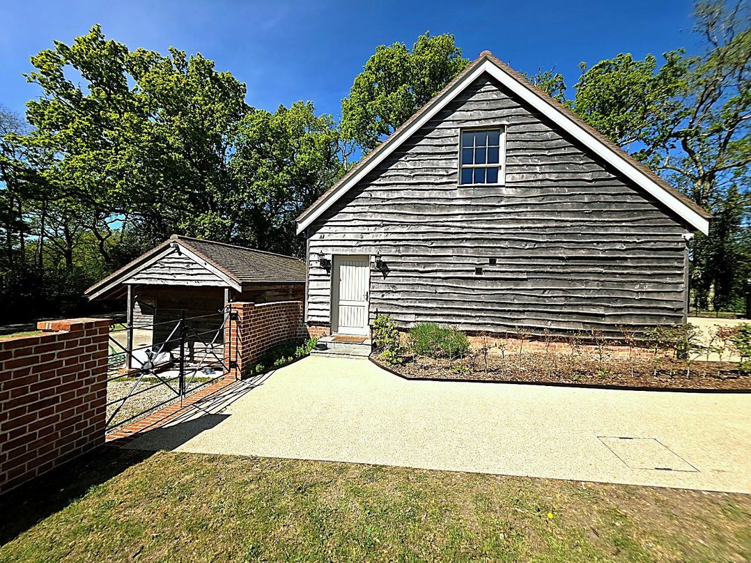 Charming Barn Annex with Stables New Forest Escape
