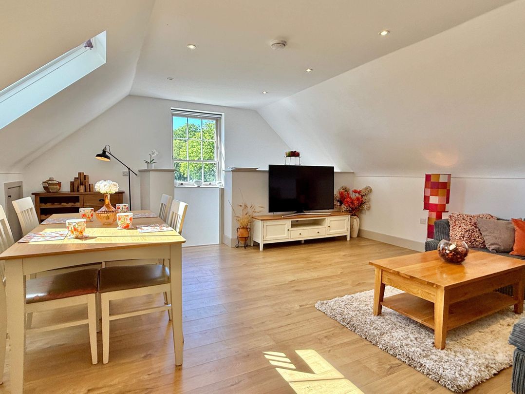 Charming Barn Annex with Stables New Forest Escape