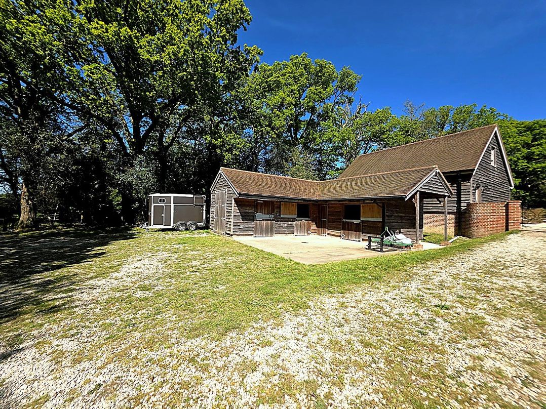 Charming Barn Annex with Stables New Forest Escape