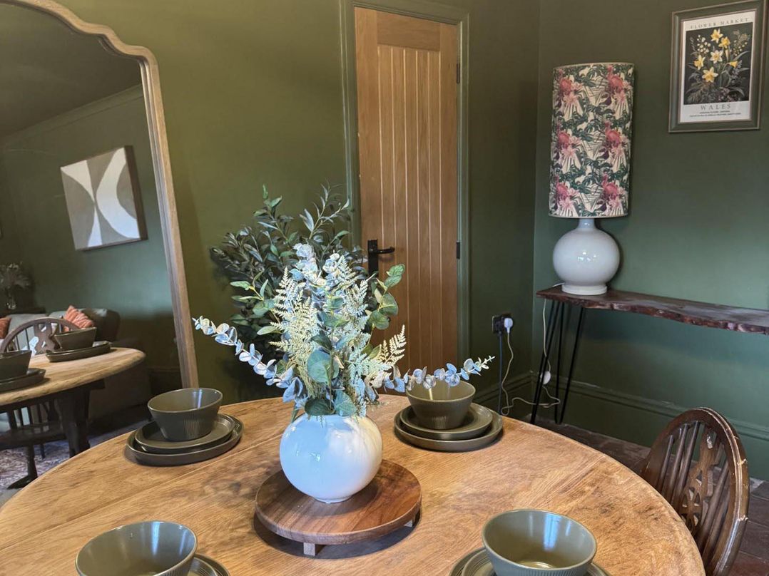 Llysawelon 2-Bed Cottage, Sleeps 5, Pets Ok
