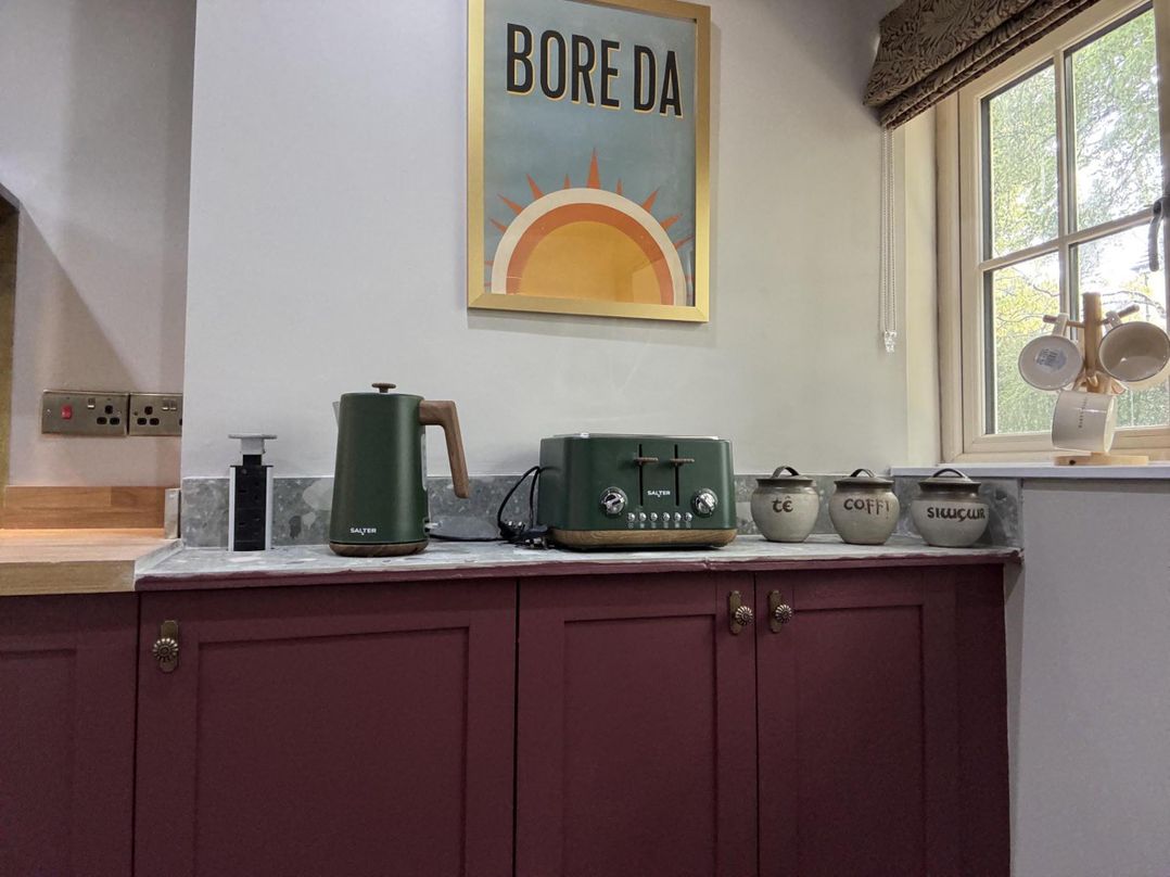 Llysawelon 2-Bed Cottage, Sleeps 5, Pets Ok