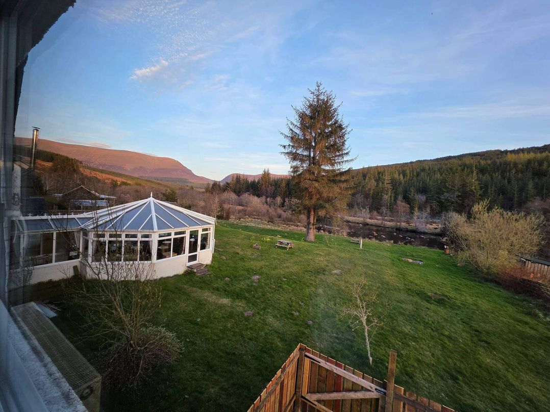 Highlands - River View - Apt - Sleeps 4 - Garden