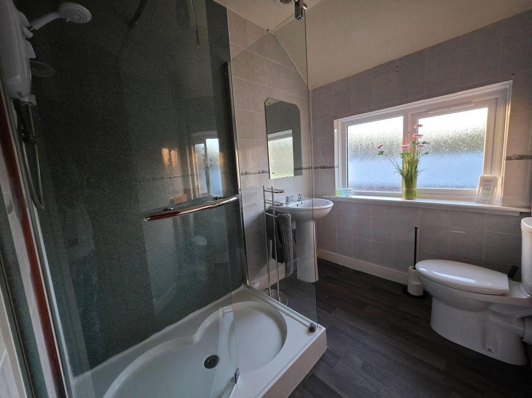 Highlands - River View - Apt - Sleeps 4 - Garden
