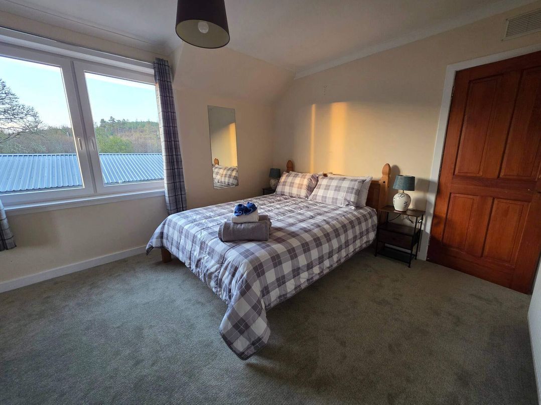 Highlands - River View - Apt - Sleeps 4 - Garden