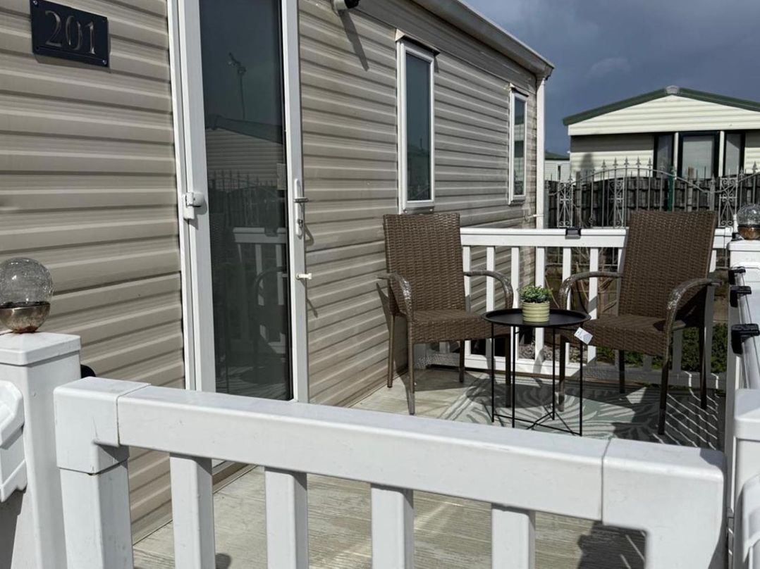 2-Bed Caravan, Sleeps 6 w/ Parking, No Pass Needed