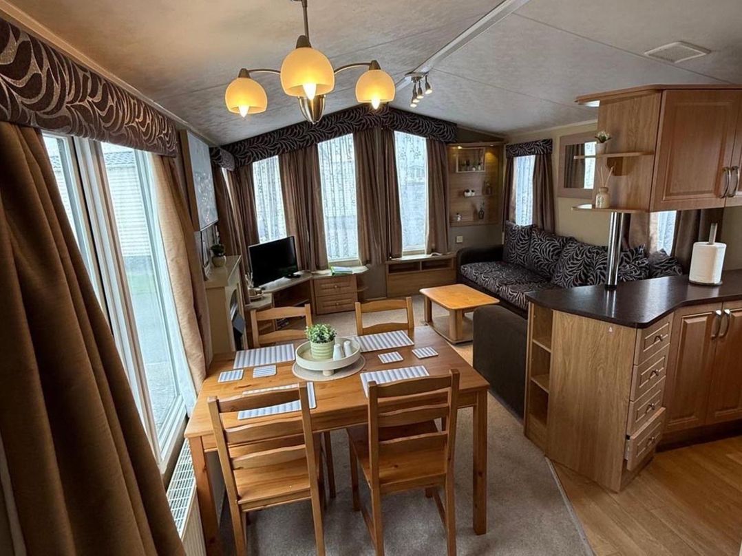 2-Bed Caravan, Sleeps 6 w/ Parking, No Pass Needed