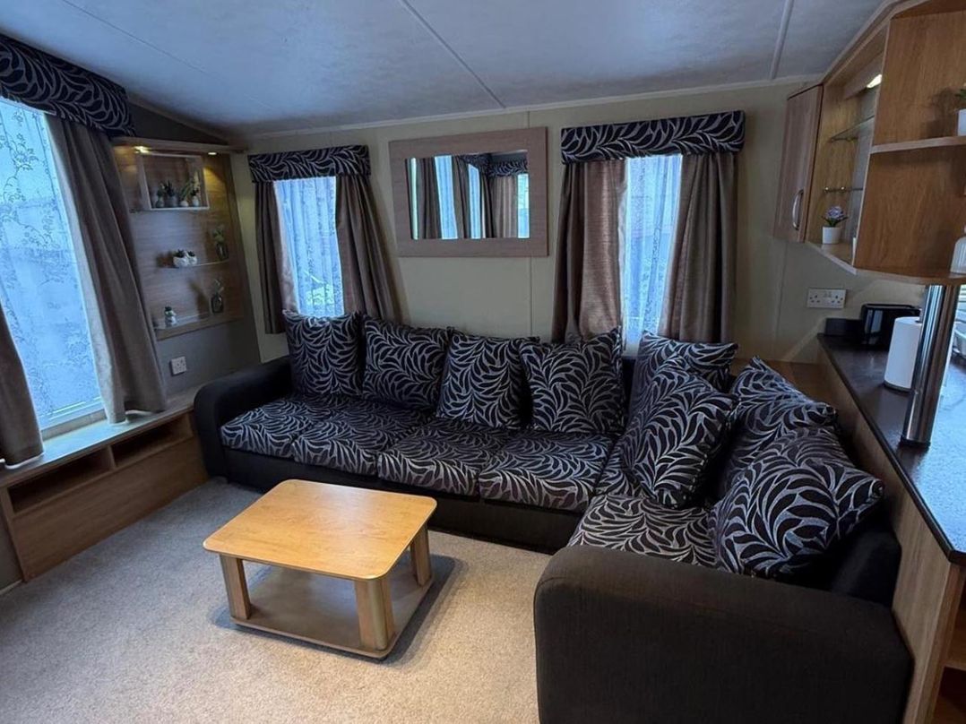 2-Bed Caravan, Sleeps 6 w/ Parking, No Pass Needed