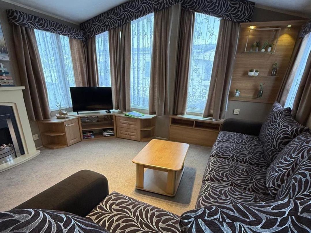 2-Bed Caravan, Sleeps 6 w/ Parking, No Pass Needed