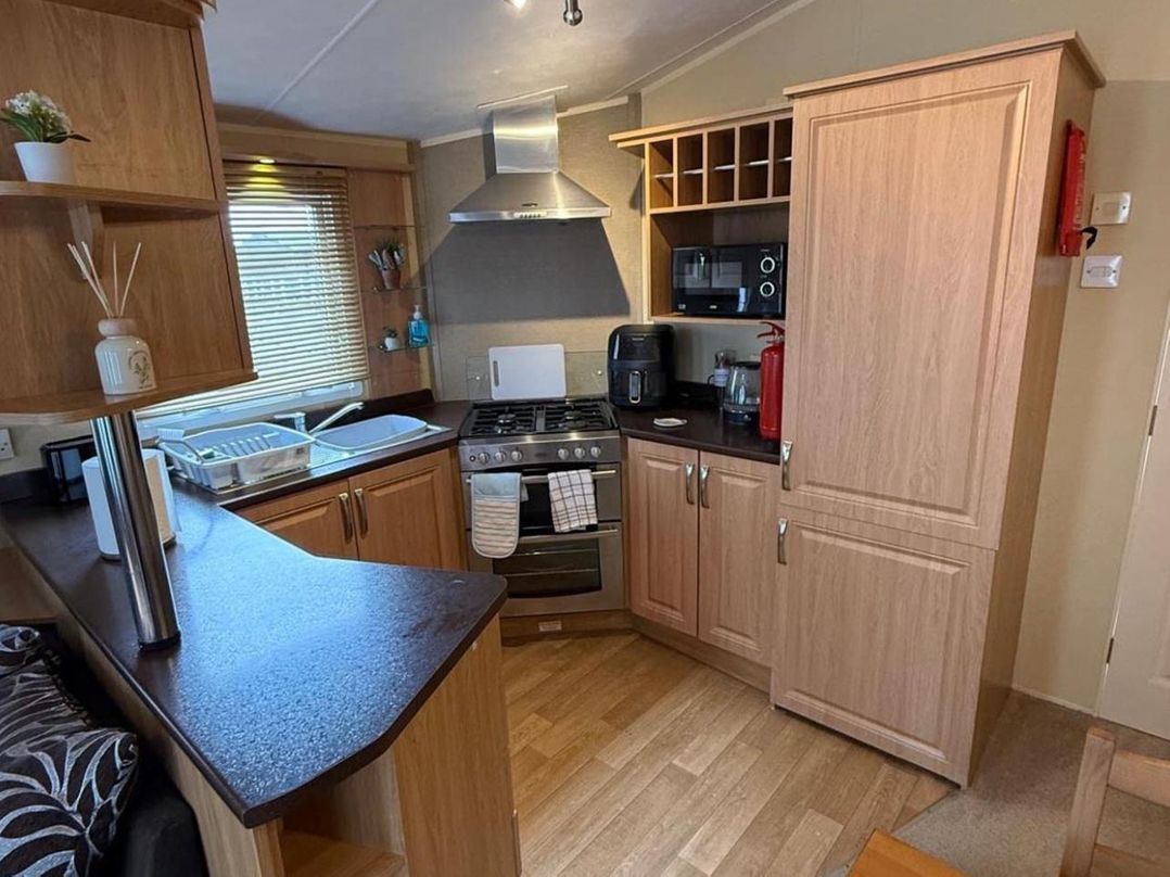 2-Bed Caravan, Sleeps 6 w/ Parking, No Pass Needed