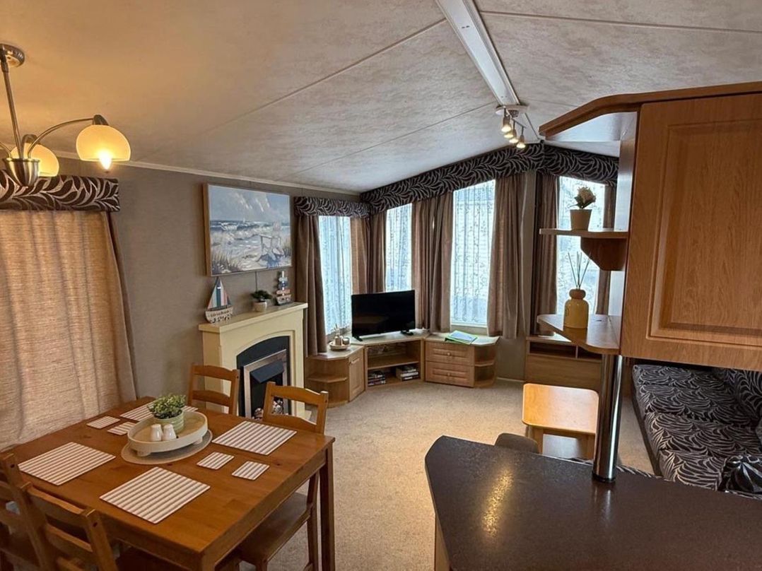 2-Bed Caravan, Sleeps 6 w/ Parking, No Pass Needed