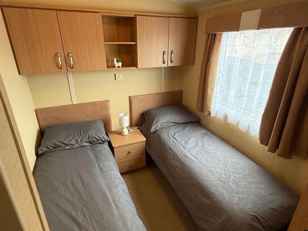 2-Bed Caravan, Sleeps 6 w/ Parking, No Pass Needed