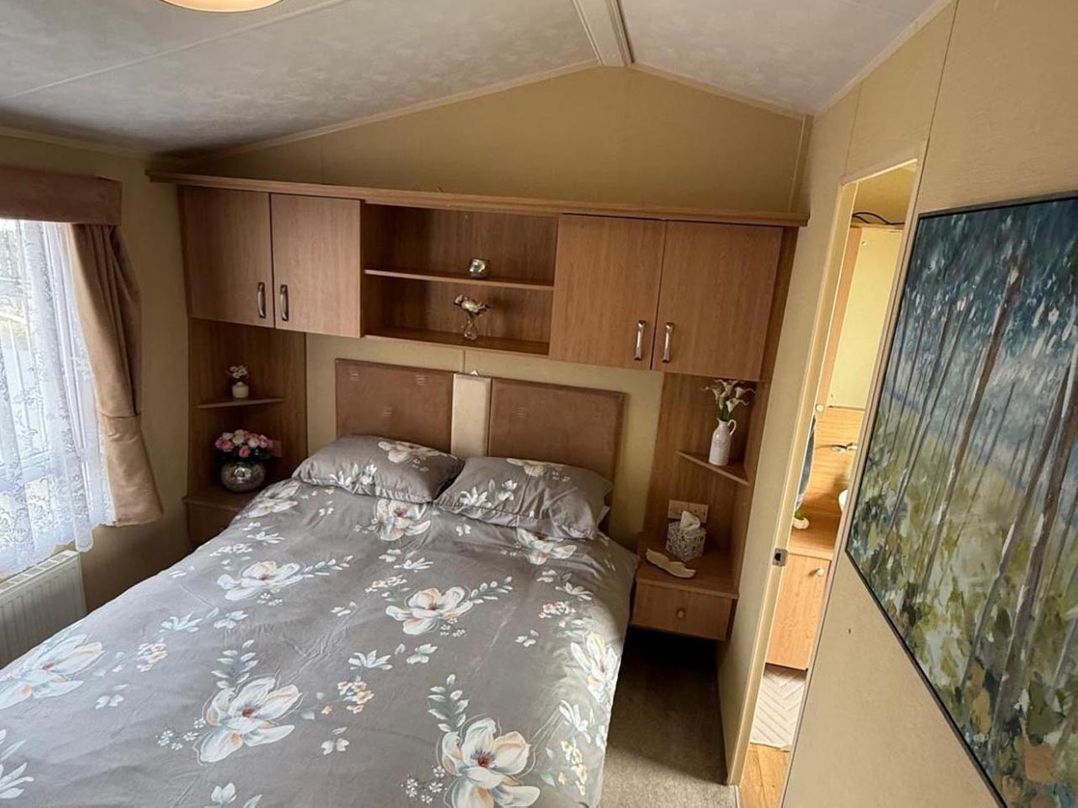 2-Bed Caravan, Sleeps 6 w/ Parking, No Pass Needed