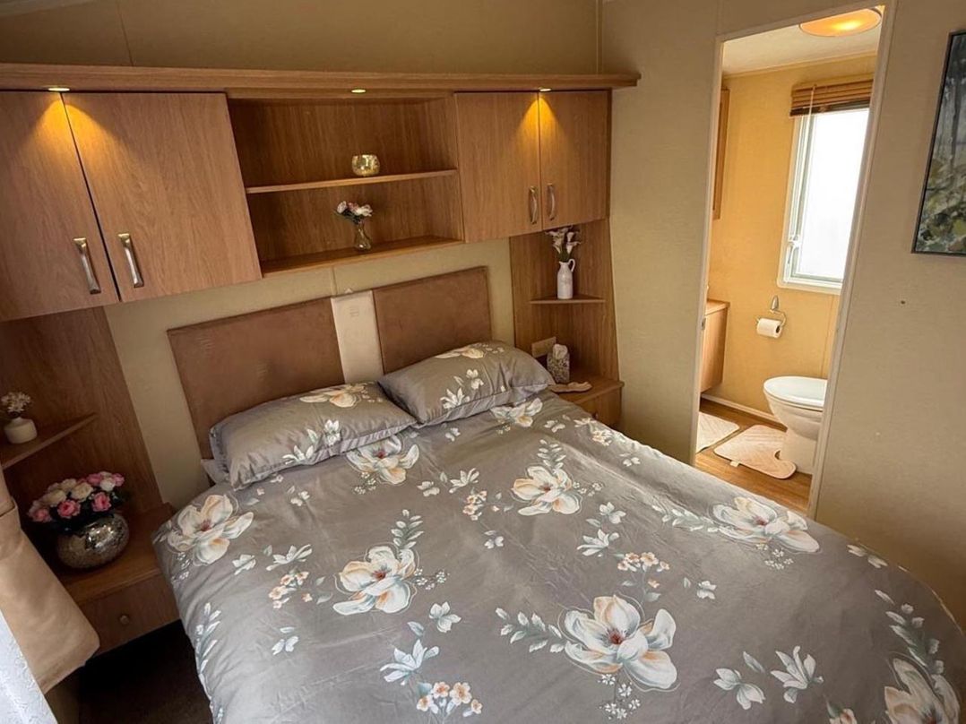 2-Bed Caravan, Sleeps 6 w/ Parking, No Pass Needed